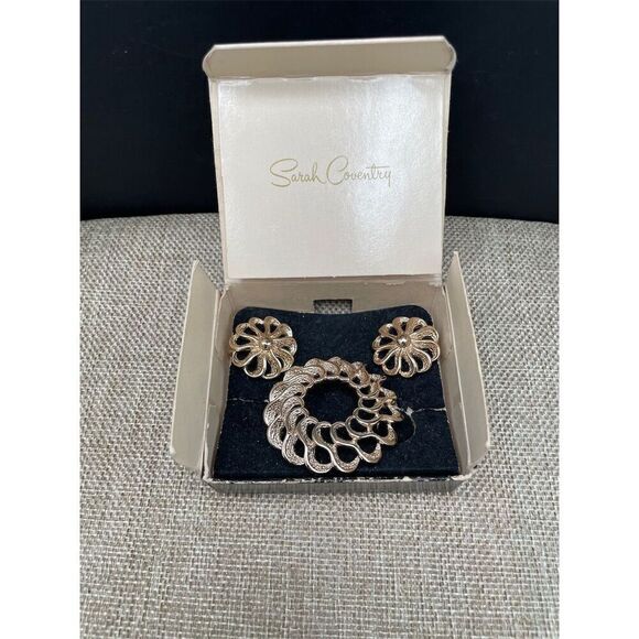 Vintage Sarah Coventry Gold Tone Clip On Earrings & Brooch Set w/ Box - Picture 4 of 6